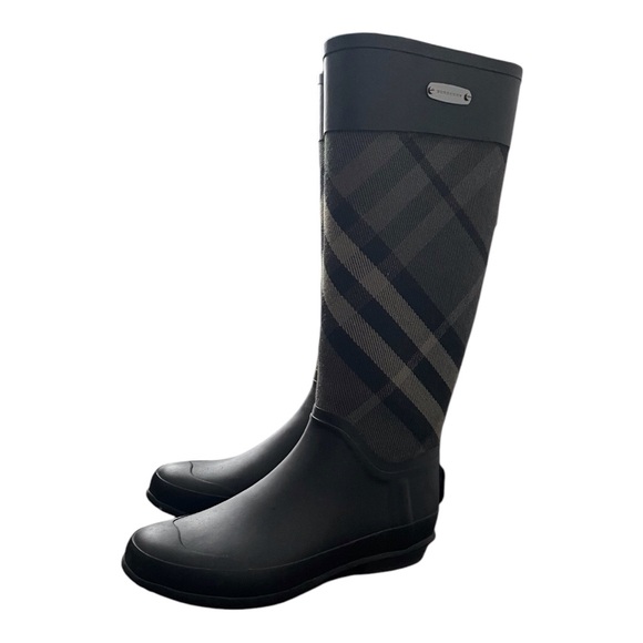 Burberry rubber rain boots. - Picture 1 of 10